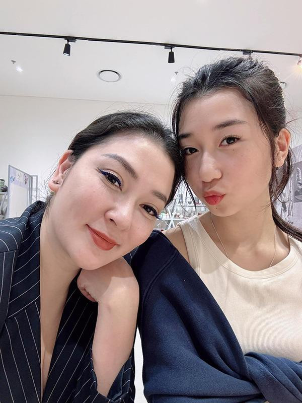 au 20 năm đăng quang Hoa hậu Việt Nam, hiện tại, Nguyễn Thị Huyền đã rời khỏi showbiz và có cuộc sống kín tiếng. Trên trang cá nhân, Nguyễn Thị Huyền chỉ hạnh phúc khoe cuộc sống bình yên nhẹ nhàng của mình. Hiếm hoi lắm mới thấy hình ảnh con gái đã 15 tuổi của người đẹp.