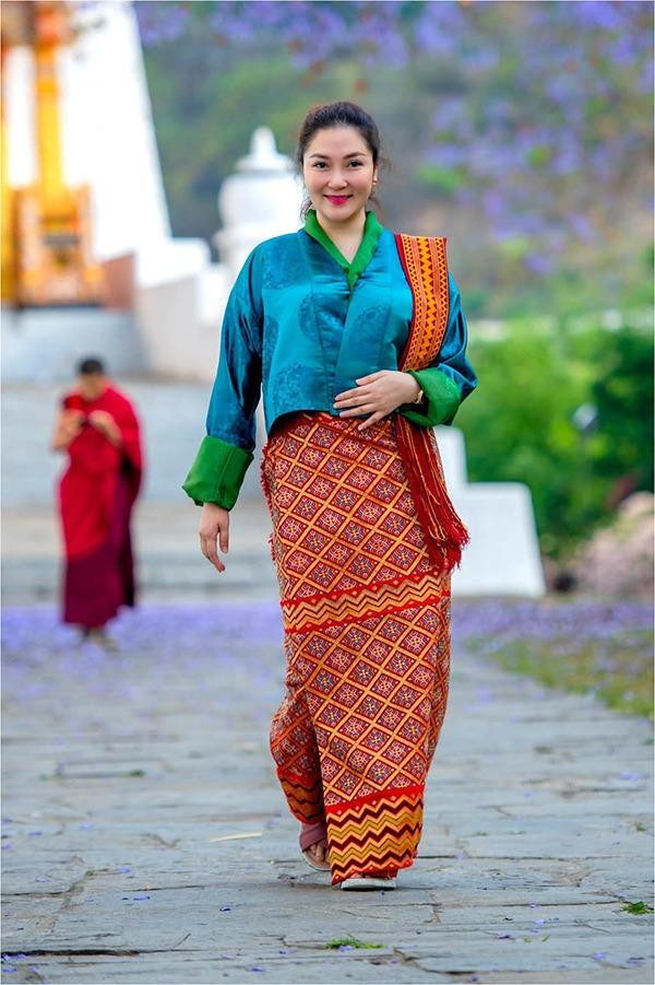 ăm đăng quang, Nguyễn Thị Huyền mới 19 tuổi, đang là sinh viên của Học viện Báo chí và Tuyên truyền. Cuối năm 2004, người đẹp đại diện cho Việt Nam tham dự cuộc thi Hoa hậu Thế giới (Miss World) tại Trung Quốc. Với khuôn mặt đầy đặn, mộc mạc mang vẻ đẹp đặc trưng của phụ nữ Á Đông, hình thể lợi thế (84-60-92) với chiều cao 1,72 m, Nguyễn Thị Huyền đã được Ban giám khảo Miss world chọn vào Top 15 (đồng hạng 10 với Hoa hậu Trung Quốc).