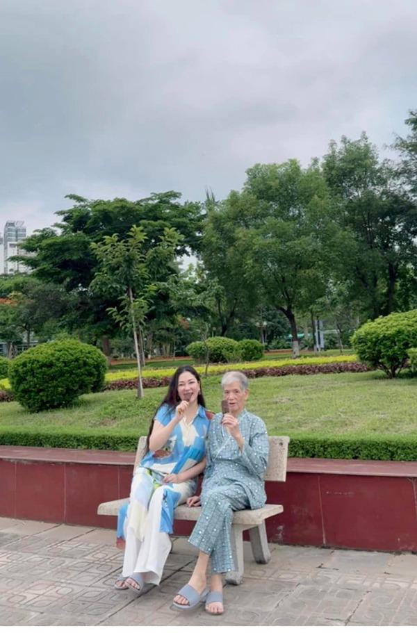 hời gian gần đây, Nguyễn Thị Huyền còn tâm sự về bố ruột của mình. Hoa hậu Việt Nam 2004 hạnh phúc được đón sinh nhật cùng bố. Cô vui vẻ vì ông luôn lạc quan, mạnh mẽ trong quá trình điều trị bệnh. Người đẹp muốn lan tỏa tinh thần tích cực này đến với tất cả mọi người.