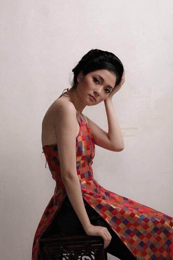 ##b###Nguyễn Thị Huyền được khán giả nhớ đến là một hoa hậu xinh đẹp trong lịch sử Hoa hậu Việt Nam. Cô đăng quang Hoa hậu Việt Nam vào năm 2004. Năm ấy, cuộc thi thu hút gần 3.000 thí sinh ghi danh nhưng chỉ có 21 cô gái lọt vào chung kết. Kết quả, Nguyễn Thị Huyền đến từ Hải Phòng giành vương miện cao nhất. Á hậu 1 là Trịnh Chân Trân còn danh hiệu Á hậu 2 được trao cho Nguyễn Thị Ngọc Bích.