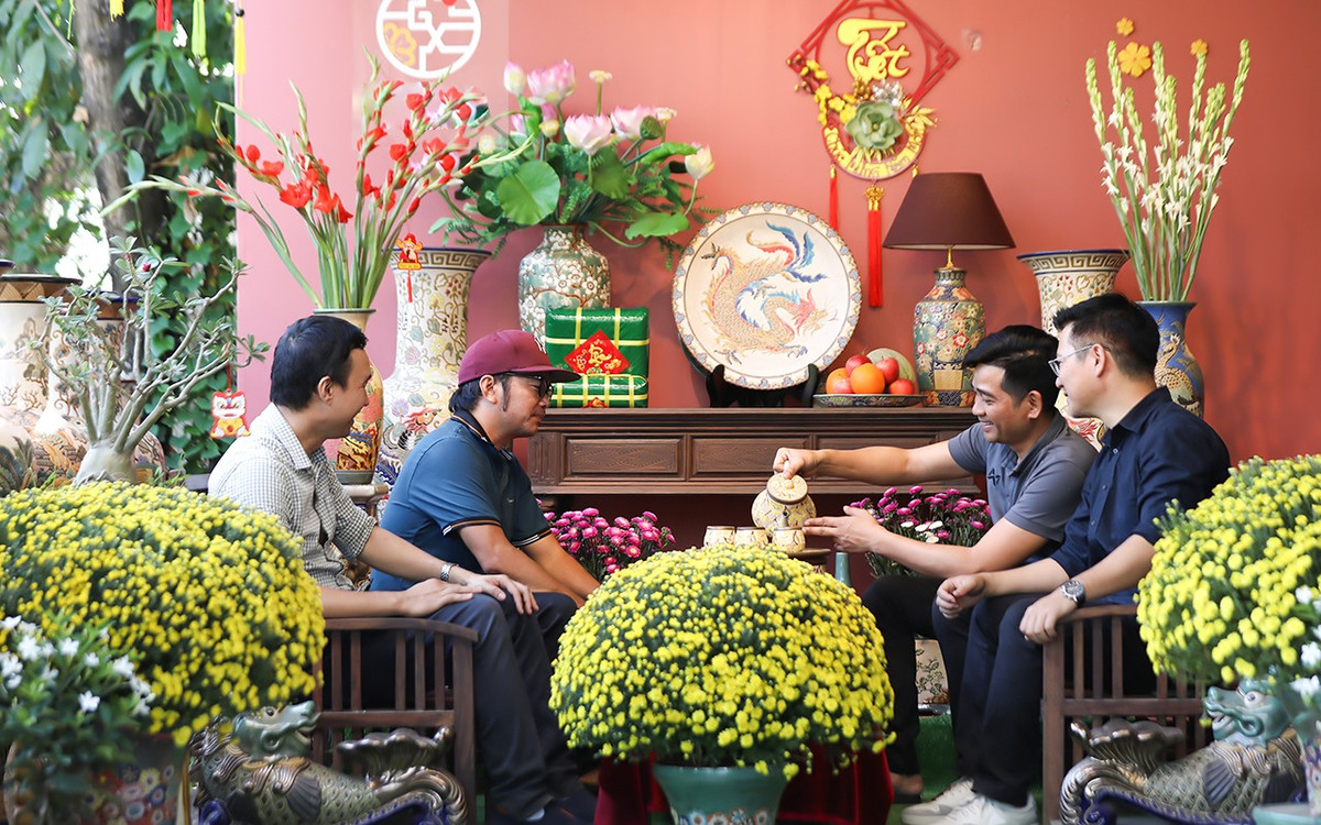 Du khách tới tham quan cùng nhâm nhi những ly trà rót từ tách trà làm bằng sản phẩm gốm. 