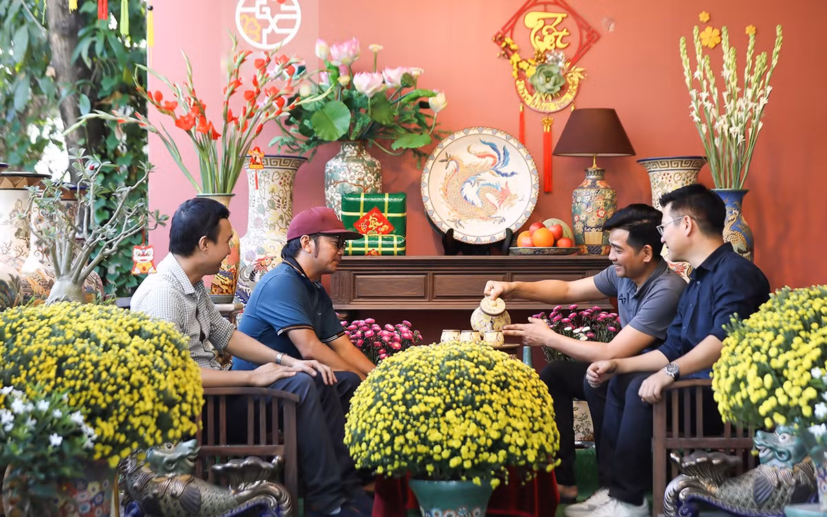 Du khách tới tham quan cùng nhâm nhi những ly trà rót từ tách trà làm bằng sản phẩm gốm. 