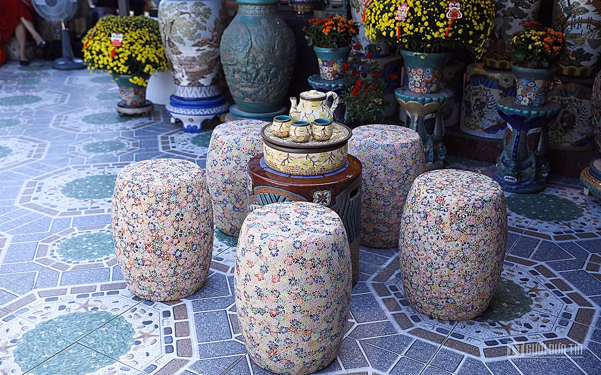 Đôn bách hoa và bộ ấm trà hoa lan.