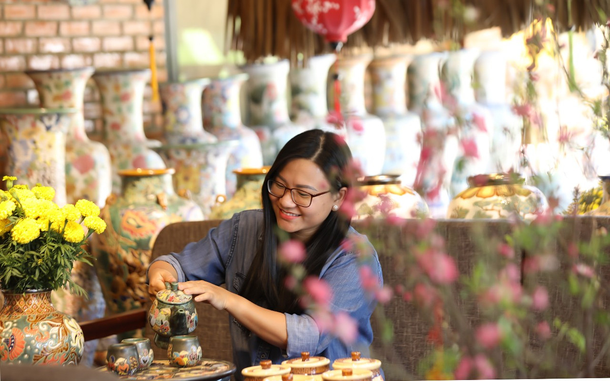 Du khách thích thú với sản phẩm gốm sứ.