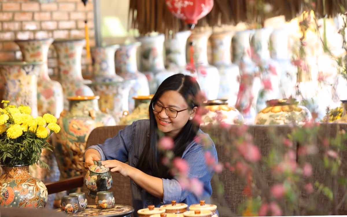 Du khách thích thú với sản phẩm gốm sứ.