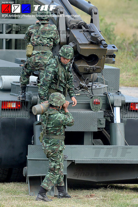Binh sĩ Thái Lan chuẩn bị nạp đạn bắn thử khẩu pháo tự hành cỡ 155mm.