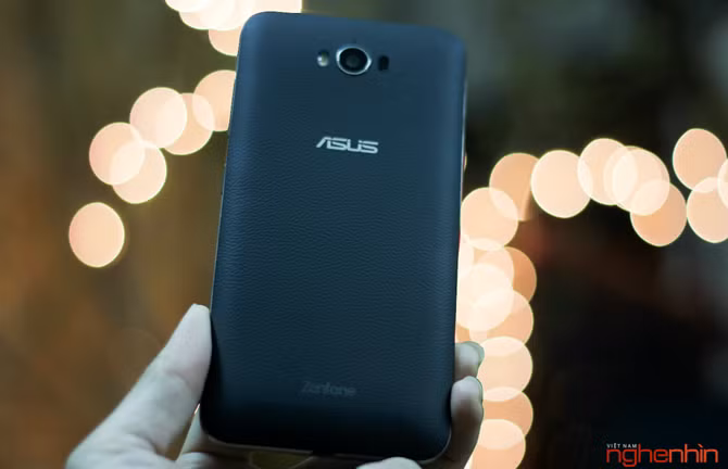 Zenfone Max vẫn được đóng gói trong hộp bìa cứng và cách thức bài trí giống như những mẫu Zenfone thế 2 lên kệ trong năm 2015.