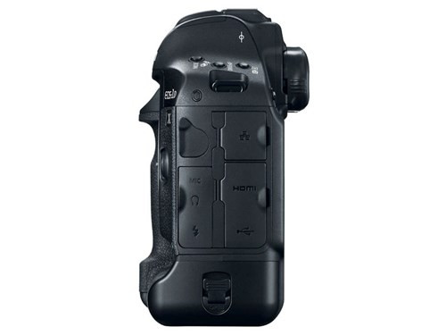 Bên cạnh đó, nó còn có thể lưu trữ 170 ảnh RAW trong thời gian 12 giây. Canon EOS 1D X Mark II hỗ trợ thẻ nhớ chuẩn CFast 2.0.