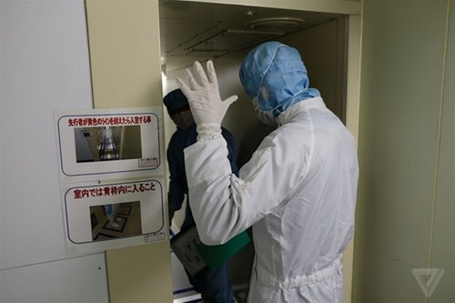 Để tránh bụi, bất cứ ai đi vào khu vực lắp ráp ống kính đều phải mặc đồ bảo hộ, thậm chí người vào tham quan, chụp ảnh cũng không được mang dây đeo.