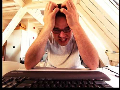  Không bao giờ khởi động lại máy tính. Việc thường xuyên để máy tính trong chế độ "sleep" hay "standby" sẽ không gây bất kỳ thiệt hại thật sự nào cho máy tính nhưng nó cũng khiến cho máy chạy chậm dần đi. Việc khởi động lại máy tính là cách tuyệt vời để tiêu diệt tất cả các chương trình bạn không dùng đến nữa nhưng vẫn chạy ngầm trong hệ điều hành, có thể khiến cho máy tính trở nên chậm chạp hơn. Hãy tập thói quen tắt máy hoàn toàn hoặc ít nhất là khởi động lại máy một cách thường xuyên.