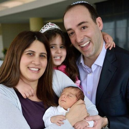 Thành viên thứ 13: Zach Bercu. Anh cũng là bạn học cùng với Mark Zuckerberg và đã được nhà sáng lập này rủ để cùng tham gia mạng xã hội do mình tạo ra.