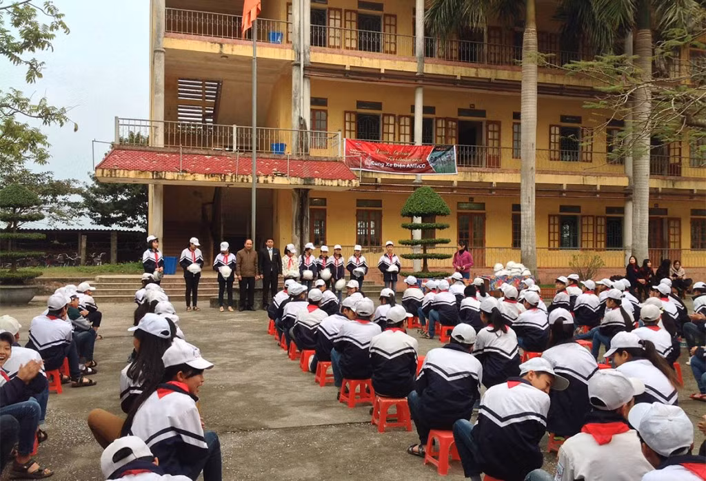 Hang tram mu bao hiem den tay hoc sinh Thai Binh-Hinh-2