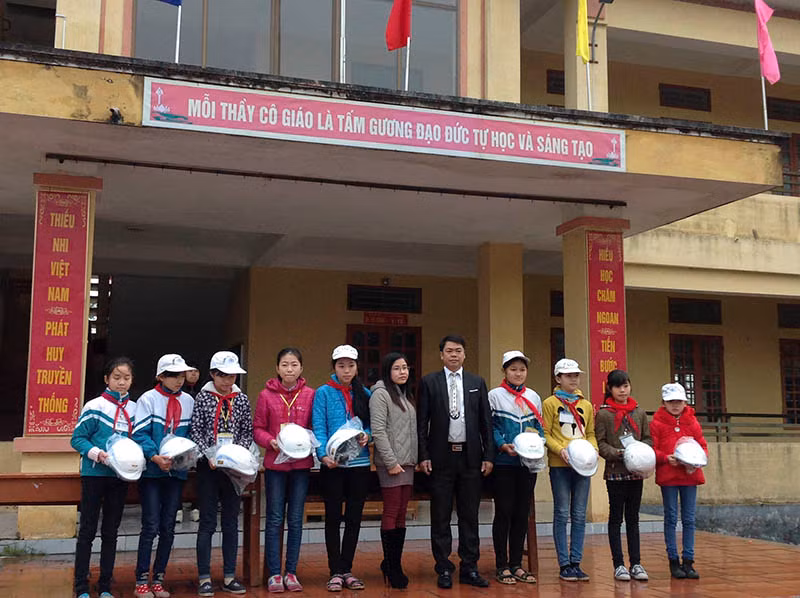 Hang tram mu bao hiem den tay hoc sinh Thai Binh-Hinh-5