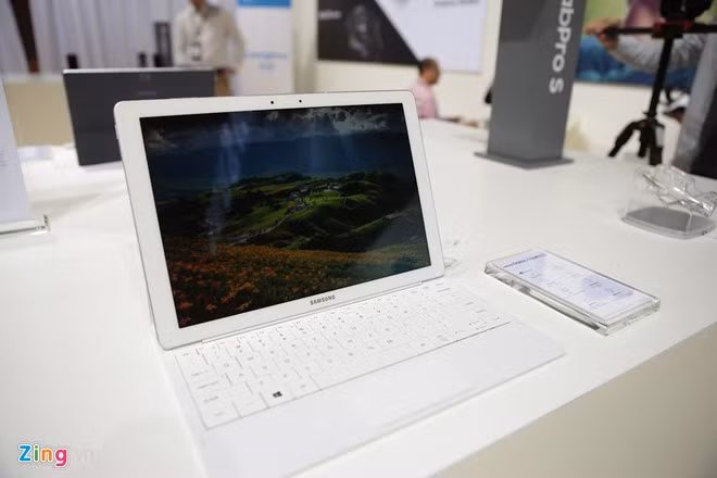 Samsung cũng dùng Windows 10 cho thiết bị này, và bán kèm bàn phím rời. Sản phẩm sẽ có mặt tại Việt Nam sau Tết Nguyên Đán, giá bán chính thức chưa được tiết lộ.