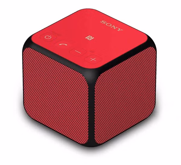  Sony Bluetooth Wireless SRS-X11. Sony SRS-X11 được tạo hình khối lập phương đồng đều mỗi cạnh 6,1mm mô phỏng theo hình dáng của xúc xắc hay rubik. Các đỉnh loa được bo tròn nhẹ tựa như trên các cạnh của những chiếc điện thoại Xperia tạo cảm giác cầm nắm dễ chịu. Loa di động này được tích hợp NFC giúp ghép đôi nhanh chóng với thiết bị tương thích thông qua kết nối Bluetooth chuẩn 3.0. SRS-X11 có công suất 10W với thiết kế nâng cao chất âm trầm đi kèm viên pin Li-Ion giúp máy có thể hát vang liên tục hơn 10 giờ. Khi kết nối 2 loa SRS-X11 thông qua Bluetooth, người dùng có thể lựa chọn phát âm thanh kênh đôi (Stereo mode) hay Double mode – phát âm thanh đồng thời qua hai loa. Giá tham khảo: 1.490.000 đồng. 