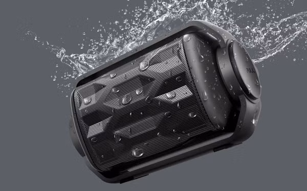  Philips Shoqbox Mini BT2200. Loa di động của Philips được chế tạo bằng cao su với khả năng chống nước, nổi trên mặt nước hoàn toàn lý tưởng trong những cuộc vui ngoài bãi biển hay trong hồ bơi. Shoqbox Mini BT2200 hỗ trợ kết nối không dây với smartphone thông qua Bluetooth và cho phép trả lời cuộc gọi trực tiếp với microphone tích hợp. Loa đơn của Shoqbox Mini BT2200 có kích thước 1,6 inch và đạt công suất 2.8W tích hợp công nghệ Anti Clipping tăng âm giảm nhiễu, nâng cao chất lượng âm thanh. Pin sạc Li-Po kèm theo cung cấp thời gian hoạt động liên tục đến 5 giờ sau mỗi lần sạc. Giá: 1.350.000 đồng.