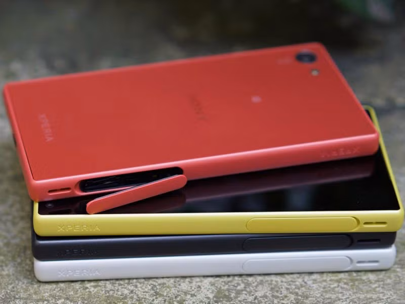 Sony Xperia Z5 Compact (giá tham khảo 9,99 triệu đồng). Chống nước theo tiêu chuẩn IP68.