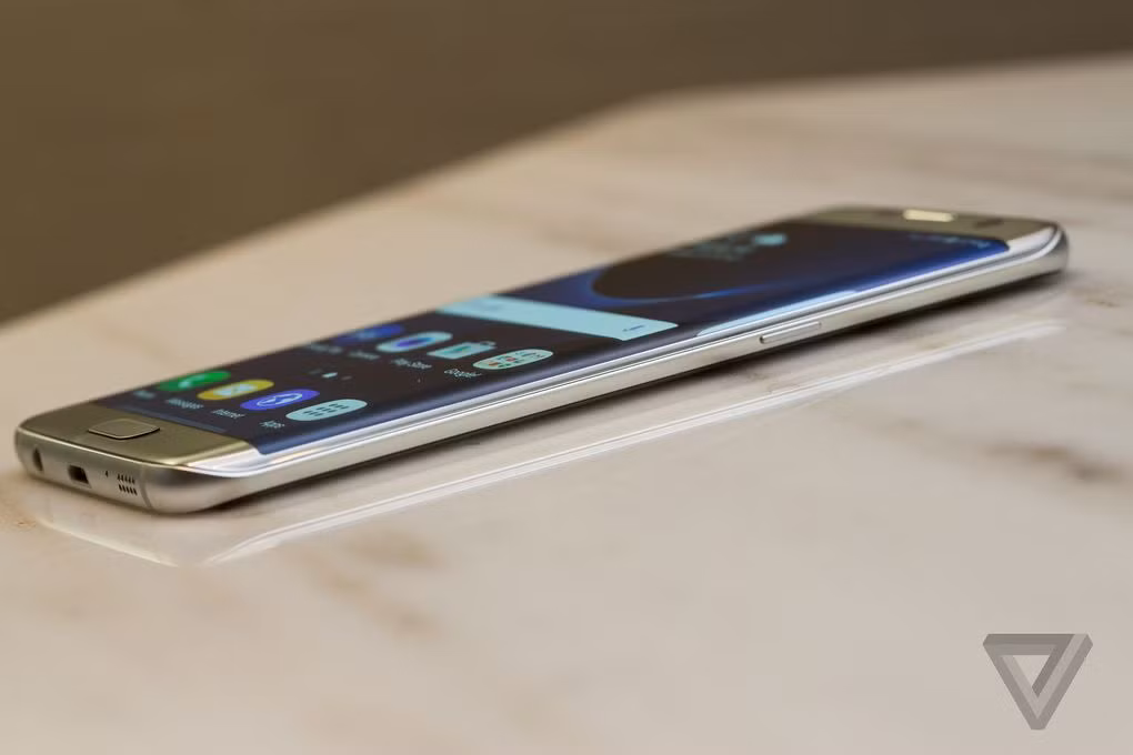  6. Dung lượng pin được nâng cấp đáng kể: Dung lượng pin của hai chiếc flagship mới này cũng được nâng cấp đángkể, S7 là 3.000 mAh còn S7 Edge là 3.600 mAh hứa hẹn mang lại thời giansử dụng tốt hơn. Ngoài dung lượng cao, pin của Galaxy S7 còn có tínhnăng sạc nhanh và sạc không dây, những điều Apple chưa hề trang bị chocác thế hệ iPhone.