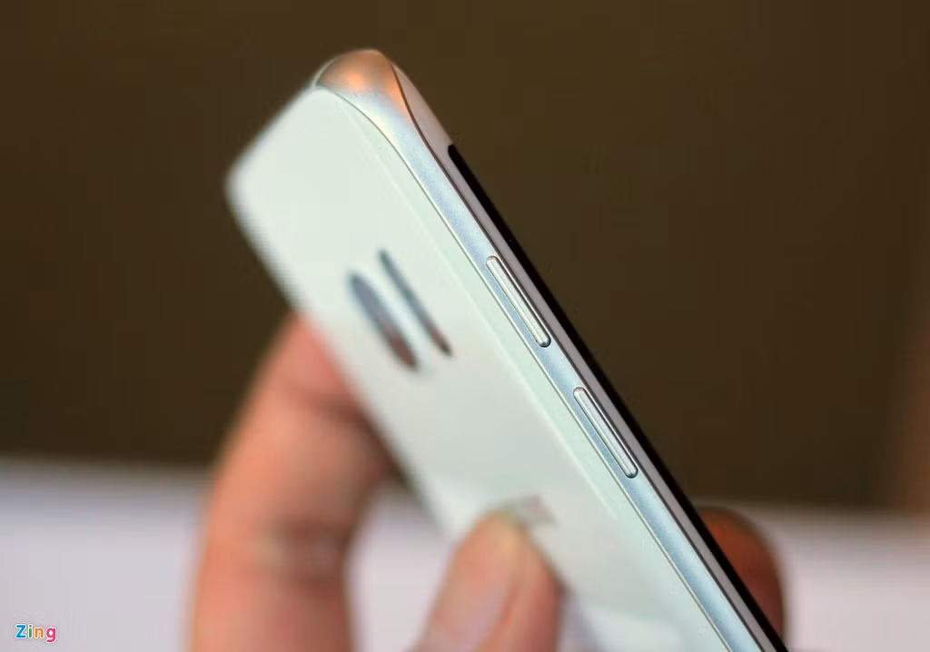 Trong buổi giới thiệu ngắn dành cho truyền thông trước lễ ra mắt, Samsung không công bố nhiều thông tin, mà dành cho sự kiện lớn của mình. Máy vẫn hỗ trợ khả năng chống nước IP68 như S7, pin 3.600 mAh, tốc độ xử lý được tiết lộ nhanh hơn 30% so với thế hệ trước, trong khi đồ họa hơn 60%.