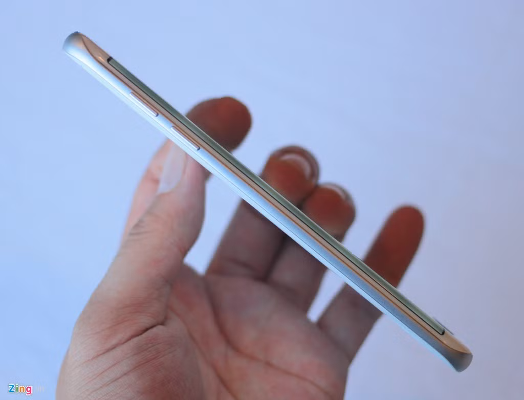 Thiết kế cong là điểm đáng chú ý nhất trên smartphone này. Samsung làm máy cong 2 mặt, trong đó phía sau uốn nhẹ hơn. Phần tiếp giáp giữa kính và kim loại có độ hoàn thiện cao. Khi cầm trên tay, sản phẩm cho phép ấn, dựa vào tay êm hơn.