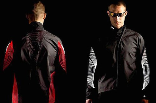  Áo sạc pin. Trong thế giới tương lai, bạn có thể sạc pin điện thoại bằng bộ quần áo mình đang mặc. Những tấm năng lượng mặt trời dẻo cho phép các nhà thiết kế sử dụng trong những sản phẩm của mình để sạc pin. Bộ quần áo Wearable Solar, sử dụng công nghệ cho phép những sợi vải nhẹ, dẫn điện sạc được 50% pin của điện thoại thông minh nếu phơi nắng trong 1 giờ.