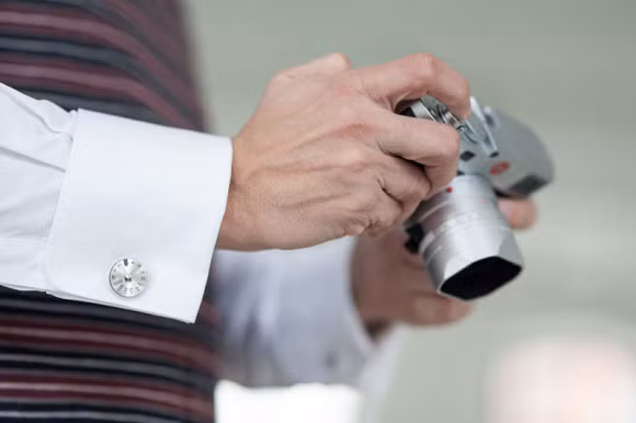 Hiện tại, bộ sưu tập măng sét và mặt dây chuyền Leica này đã được trưng bày trong các cửa hàng và trên Website của Leica Nga với giá lần lượt là khoảng 970 USD ( khoảng 22 triệu đồng) và 520 USD (khoảng 12 triệu đồng).