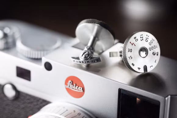 Đặc biệt hơn đó là những "bánh xe giả" này có thể xoay được, tạo cảm giác y như xoay những bánh xe thật trên các dòng máy ảnh của Leica.