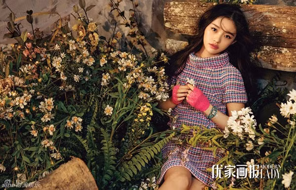 Diện váy phong cách truyền thống, cô như một tiểu thư của thời Dân quốc.