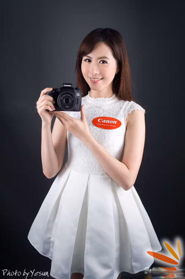 Canon nói rằng 760D là mẫu máy entry-level (xxxD) cao cấp nhất của hãng, trong khi đó 750D cắt giảm một số tính năng để có giá bán tốt hơn.