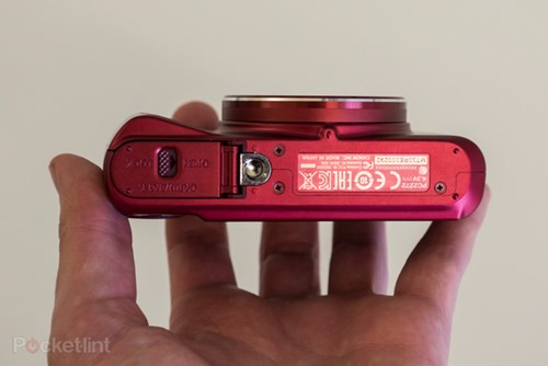 Mẫu máy ảnh compact siêu zoom này cũng tích hợp flash cóc, micro âm thanh nổi, khả năng ghi hình Full HD 1080/60p, pin lithium-ion NB-13L cho thời lượng chụp tầm 250 tấm.