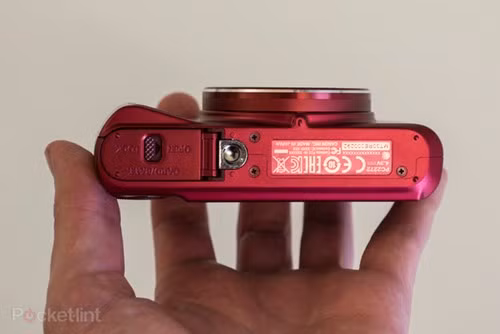 Mẫu máy ảnh compact siêu zoom này cũng tích hợp flash cóc, micro âm thanh nổi, khả năng ghi hình Full HD 1080/60p, pin lithium-ion NB-13L cho thời lượng chụp tầm 250 tấm.