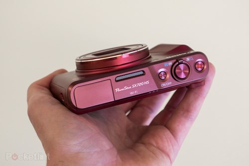 Ống kính tiêu cự quy đổi 24-960mm (zoom quang 40x), màn hình 3inch 922.000 điểm ảnh, kết nối Wi-Fi, NFC tích hợp.