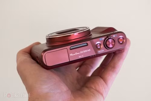 Ống kính tiêu cự quy đổi 24-960mm (zoom quang 40x), màn hình 3inch 922.000 điểm ảnh, kết nối Wi-Fi, NFC tích hợp.