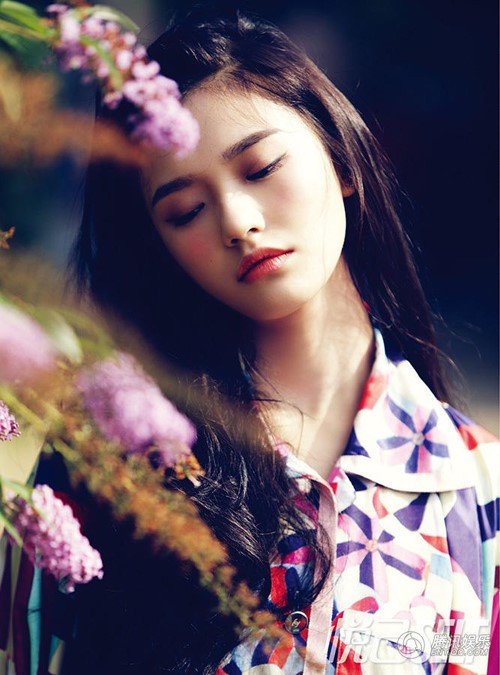 Gần đây, báo chí đưa tin nữ diễn viên 20 tuổi và tài tử Phùng Thiệu Phong hẹn hò bí mật. Đến thời điểm này, hai người đều chưa lên tiếng phản hồi về tin tức này.