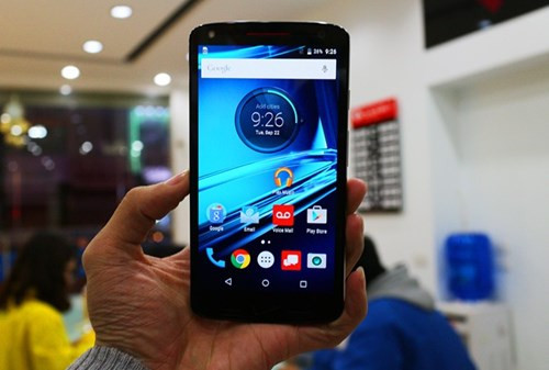 Giá bán của máy cho bản qua sử dụng là 8,99 triệu đồng (tham khảo tại cửa hàng ClickBuy) cho bản 32 GB. Giá bán này cao hơn khoảng 3,5 triệu đồng so với mẫu Droid Turbo đời đầu. Máy dùng màn hình AMOLED tấm nền 2K, giao diện Andoid gần như không tùy biến so với Android gốc. Máy chạy hệ điều hành Android 5.1.1 Lollipop.