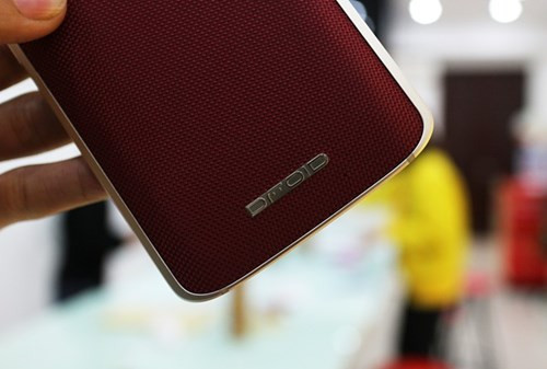 Thiết bị này có màn hình mạnh mẽ bậc nhất hiện nay với chip Snapdragon 810, RAM 3 GB, pin 3.760 mAh. Nguyên bản, thiết bị này bán kèm cục sạc nhanh TurboPower, cho phép sử dụng 13 tiếng cho 15 phút sạc. Tuy nhiên, máy bán ở Việt Nam không đi kèm phụ kiện.