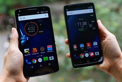 Droid Turbo 2 (trái) đọ dáng với model tiền nhiệm. So với thế hệ trước, máy có màn hình lớn hơn (5,4 inch so với 5,2 inch), kiểu dáng cũng phổ thông hơn.