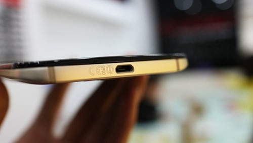 Thiết bị này dày 9,2 mm (chỗ dày nhất), nặng gần 170 gram.