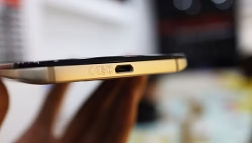 Thiết bị này dày 9,2 mm (chỗ dày nhất), nặng gần 170 gram.