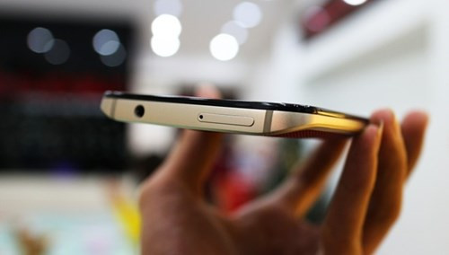 Droid Turbo 2 dùng khay SIM nano.