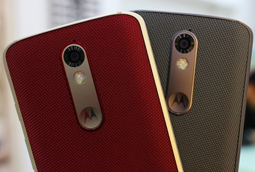 Droid Turbo 2 được mệnh danh là điện thoại không thể vỡ do máy sử dụng màn hình 5 lớp, bao gồm một lớp AMOLED uốn dẻo, lớp chống vỡ và chống trầy. Theo Motorola, màn hình này có thể miễn nhiễm với các vụ rơi vỡ trong 4 năm. Sự độc đáo của máy còn đến từ thiết kế không giống bất cứ model Android nào. Thiết bị này dùng khung kim loại, mặt lưng dùng chất liệu hơi giống silicon, mềm và bám tay. Tại Mỹ, người dùng có thể tùy biến mặt lưng này với nhiều chất liệu khác nhau bằng công cụ Moto Maker.