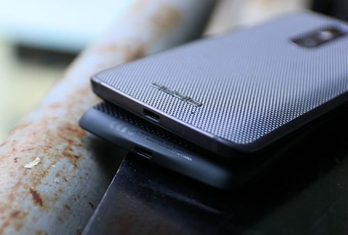 Droid Turbo 2 (trên) về nước, gia nhập vào trào lưu điện thoại Mỹ qua sử dụng đang khá thịnh hành ở Việt Nam. Đây là những chiếc smartphone khóa mạng Mỹ, mở khóa bằng thiết bị chuyên dụng tại Việt Nam nên giá bán khá hấp dẫn.