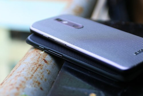Hiện chưa rõ Motorola có ý định bán Droid Turbo 2 tại Việt Nam dưới dạng chính ngạch hay không. Hãng đang phân phối tại Việt Nam 4 model gồm X Style, X Play, Moto G và Moto E.