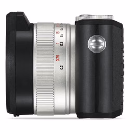 Leica X-U được trang bị cảm biến APS-C 16.5MP, ISO từ 100 - 12800, tốc độ màn trập tối đa 1/2000s, ống kính Summilux 23mm f/1.7 ASPH được phủ lớp kính bảo vệ, một đèn Flash được gắn trên ống kính để chụp khi thiếu sáng.