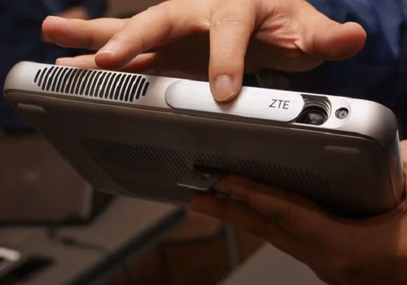 Nhằm phục vụ cho nhu cầu giải trí, máy còn được trang bị cặp loa công suất 4W do hãng âm thanh JBL (Mỹ) sản xuất.