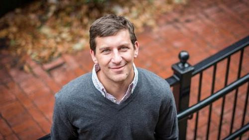 Thành viên thứ 8: Andrew McCollum. Anh là sinh viên của trường đại học Harvard và từng học chung môn hệ điều hành với Mark Zuckerberg. Không chỉ được Zuckerberg mời tham gia Facebook mà Andrew McCollum còn được Zuckerberg nhờ thiết kế logo đầu tiên cho Facebook. McCollum sau đó làm việc tại Facebook từ năm 2004 đến 2006 trước khi tách ra để theo đuổi sự nghiệp riêng.