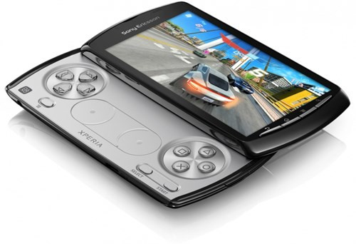  5. Sony Xperia Play. Sony Ericsson Play là một chiếc điện thoại chơi game chuyên dụng với thiết kế đặc thù dành cho game thủ. Tuy nhiên, cấu hình thấp cùng lượng game ít đã khiến Sony Ericsson Play mất điểm. Đã có lúc tưởng như Sony Ericsson Xperia Play sẽ không được bán tại Việt Nam bởi Android Market thời điểm đó chưa chấp nhận các thanh toán từ ngân hàng trong nước, và đồng nghĩa với việc không thể mua thêm game cho Sony Ericsson Xperia Play.