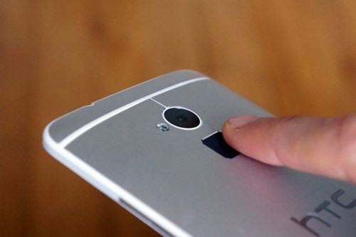  3. 3. HTC One Max. HTC One Max sử dụng nhận diện vân tay được đặt phía dưới camera sau. Cảm biến bị đặt sai vị trí. Nằm ngay dưới camera, chắc chắn sẽ có nhiều lần người dùng phải di tay để xác định vị trí và làm bẩn ống kính. Hệ thống lại đòi hỏi ngón tay phải để thẳng mới nhận diện chính xác, trong khi ngón tay bạn sẽ luôn nằm chéo góc khi cầm điện thoại. Do đó, sẽ không thể tránh khỏi việc hệ thống thường xuyên không nhận diện được vân tay.