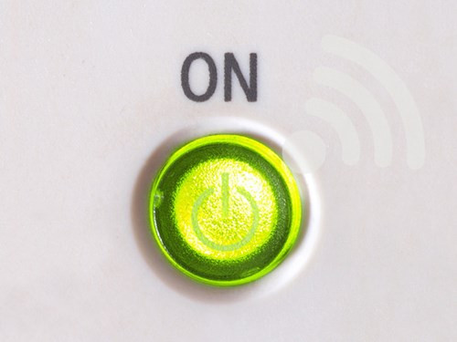  Mở thường trực Wi-Fi. Nếu tính năng Wi-Fi trên điện thoại của bạn cho phép tự động kích hoạt thì bạn có nguy cơ kết nối vào mạng không an toàn mà chẳng hề biết chút gì. Hãy dùng tính năng kết nối Wi-Fi theo địa điểm nếu điện thoại của bạn hỗ trợ. Nó sẽ tắt kết nối Wi-Fi khi bạn ra khỏi phạm vi phủ sóng của mạng này và sẽ mở trở lại khi bạn quay lại trong phạm vi phủ sóng.