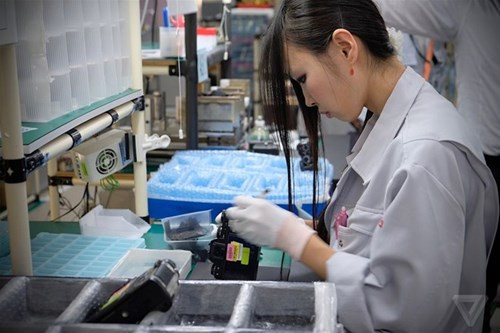 Tương tự X-Pro2, sản phẩm này được hoàn thiện một các tỉ mỉ ở các khâu và đa số được thực hiện thủ công.